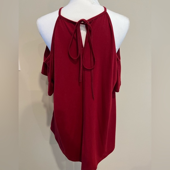 SHEIN short sleeve open shoulder top - Picture 2 of 3